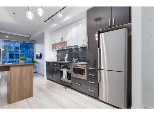 904-550 Riverfront Avenue Se, Calgary, AB - Indoor Photo Showing Kitchen With Stainless Steel Kitchen With Upgraded Kitchen