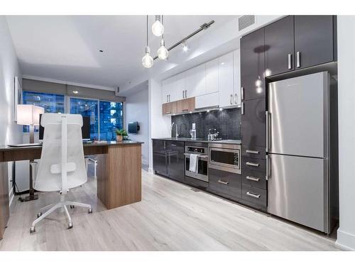 904-550 Riverfront Avenue Se, Calgary, AB - Indoor Photo Showing Kitchen