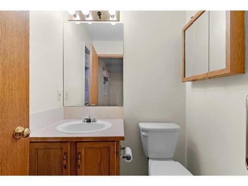 15 Village Green, Carstairs, AB - Indoor Photo Showing Bathroom