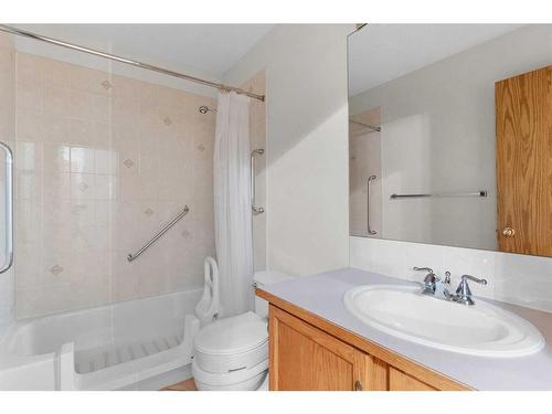 15 Village Green, Carstairs, AB - Indoor Photo Showing Bathroom