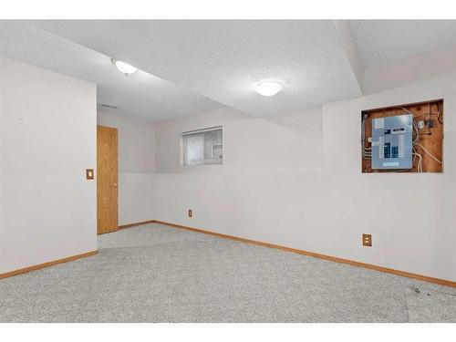 15 Village Green, Carstairs, AB - Indoor Photo Showing Other Room