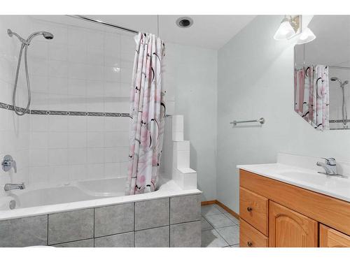 15 Village Green, Carstairs, AB - Indoor Photo Showing Bathroom