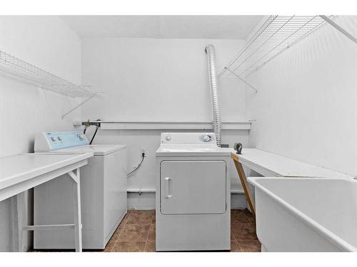 15 Village Green, Carstairs, AB - Indoor Photo Showing Laundry Room