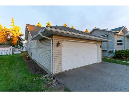 15 Village Green, Carstairs, AB - Outdoor