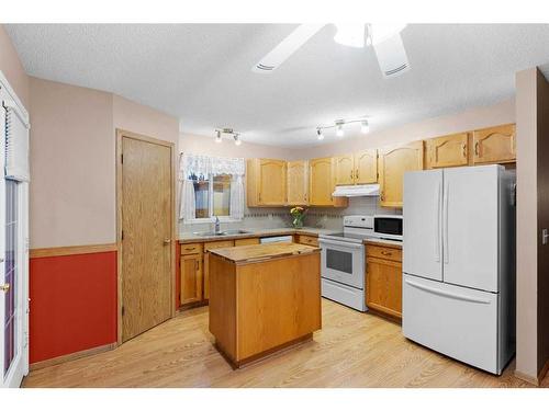 15 Village Green, Carstairs, AB - Indoor Photo Showing Kitchen With Double Sink