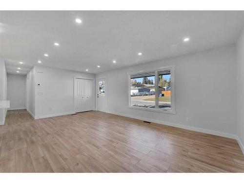 727 Hunterston Road Nw, Calgary, AB - Indoor