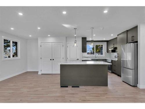 727 Hunterston Road Nw, Calgary, AB - Indoor Photo Showing Kitchen With Upgraded Kitchen