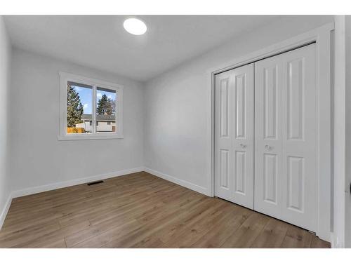 727 Hunterston Road Nw, Calgary, AB - Indoor Photo Showing Other Room