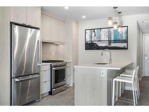 202-3375 15 Street Sw, Calgary, AB - Indoor Photo Showing Kitchen With Upgraded Kitchen