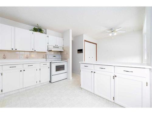 97-23 Glamis Drive Sw, Calgary, AB - Indoor Photo Showing Kitchen