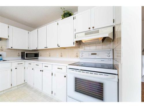 97-23 Glamis Drive Sw, Calgary, AB - Indoor Photo Showing Kitchen