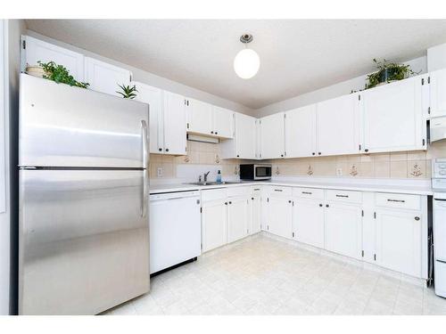 97-23 Glamis Drive Sw, Calgary, AB - Indoor Photo Showing Kitchen