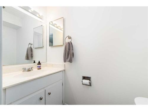 97-23 Glamis Drive Sw, Calgary, AB - Indoor Photo Showing Bathroom