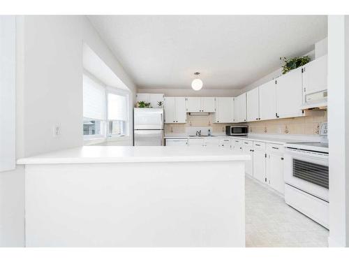 97-23 Glamis Drive Sw, Calgary, AB - Indoor Photo Showing Kitchen