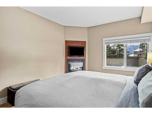 106-173 Kananaskis Way, Canmore, AB - Indoor Photo Showing Bedroom