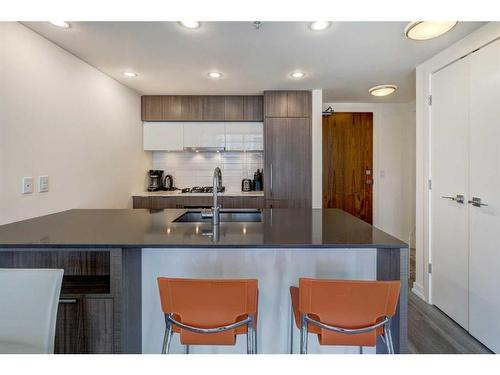 1407-128 2 Street Sw, Calgary, AB - Indoor Photo Showing Kitchen With Double Sink