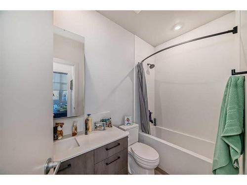 103-1107 Gladstone Road Nw, Calgary, AB - Indoor Photo Showing Bathroom