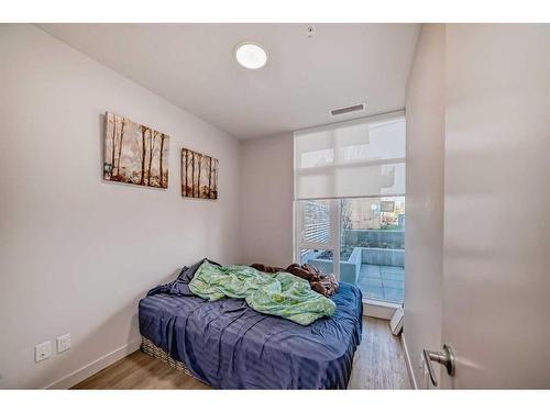 103-1107 Gladstone Road Nw, Calgary, AB - Indoor Photo Showing Bedroom