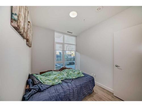 103-1107 Gladstone Road Nw, Calgary, AB - Indoor Photo Showing Bedroom