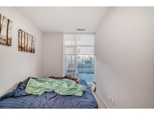 103-1107 Gladstone Road Nw, Calgary, AB - Indoor Photo Showing Bedroom