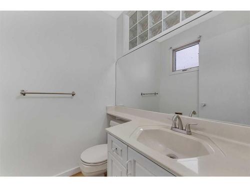 984 Rundlecairn Way Ne, Calgary, AB - Indoor Photo Showing Bathroom