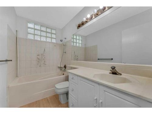 984 Rundlecairn Way Ne, Calgary, AB - Indoor Photo Showing Bathroom