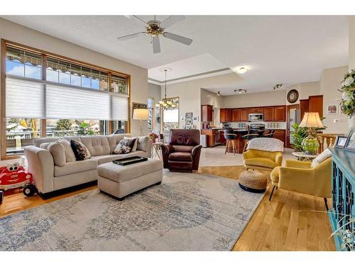 32 Valley Ponds Place Nw, Calgary, AB - Indoor Photo Showing Living Room