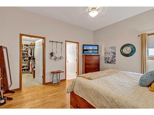 32 Valley Ponds Place Nw, Calgary, AB - Indoor Photo Showing Bedroom