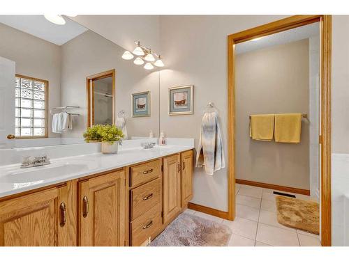 32 Valley Ponds Place Nw, Calgary, AB - Indoor Photo Showing Bathroom