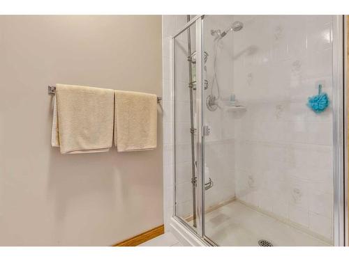 32 Valley Ponds Place Nw, Calgary, AB - Indoor Photo Showing Bathroom