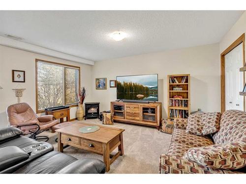 32 Valley Ponds Place Nw, Calgary, AB - Indoor Photo Showing Living Room