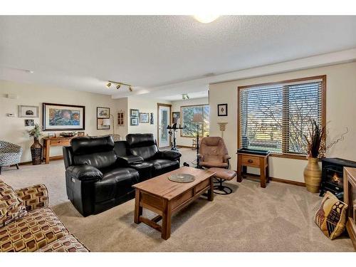 32 Valley Ponds Place Nw, Calgary, AB - Indoor Photo Showing Living Room