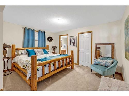 32 Valley Ponds Place Nw, Calgary, AB - Indoor Photo Showing Bedroom