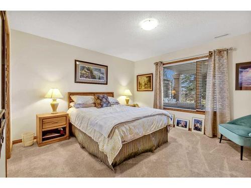 32 Valley Ponds Place Nw, Calgary, AB - Indoor Photo Showing Bedroom