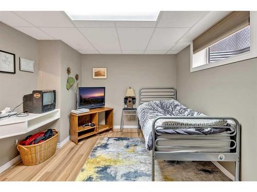 32 Valley Ponds Place Nw, Calgary, AB - Indoor Photo Showing Bedroom