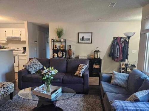 7 Cedar Springs Gardens Sw, Calgary, AB - Indoor Photo Showing Living Room