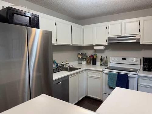 7 Cedar Springs Gardens Sw, Calgary, AB - Indoor Photo Showing Kitchen