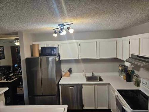 7 Cedar Springs Gardens Sw, Calgary, AB - Indoor Photo Showing Kitchen