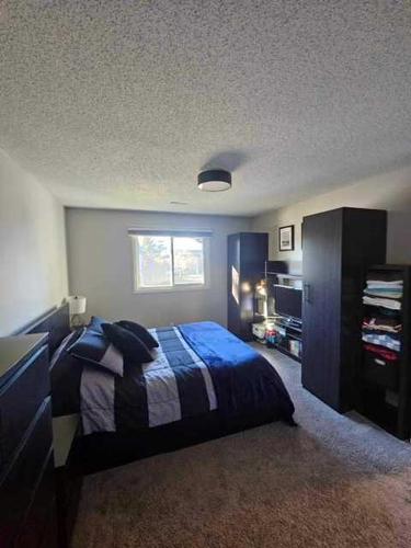 7 Cedar Springs Gardens Sw, Calgary, AB - Indoor Photo Showing Bedroom