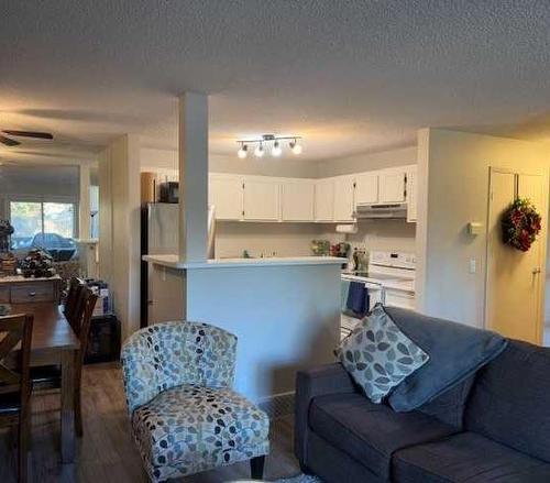 7 Cedar Springs Gardens Sw, Calgary, AB - Indoor Photo Showing Living Room