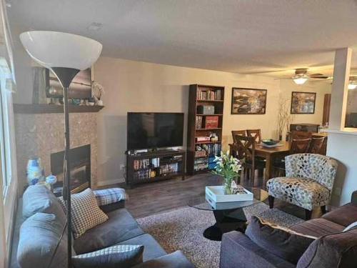 7 Cedar Springs Gardens Sw, Calgary, AB - Indoor Photo Showing Living Room