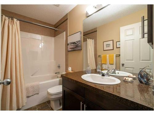 32 St Moritz Terrace Sw, Calgary, AB - Indoor Photo Showing Bathroom