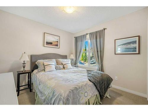 32 St Moritz Terrace Sw, Calgary, AB - Indoor Photo Showing Bedroom