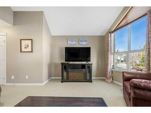 32 St Moritz Terrace Sw, Calgary, AB - Indoor Photo Showing Living Room