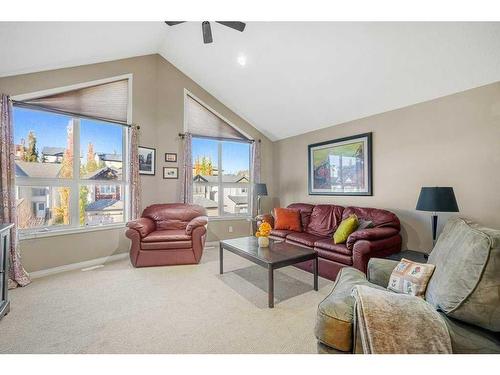 32 St Moritz Terrace Sw, Calgary, AB - Indoor Photo Showing Living Room