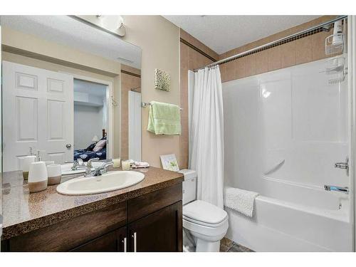 32 St Moritz Terrace Sw, Calgary, AB - Indoor Photo Showing Bathroom