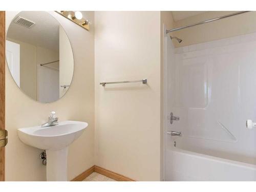 230-1920 14 Avenue Ne, Calgary, AB - Indoor Photo Showing Bathroom