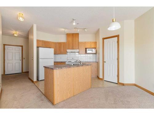 230-1920 14 Avenue Ne, Calgary, AB - Indoor Photo Showing Kitchen