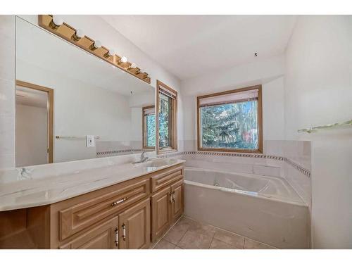 204 Hampshire Place Nw, Calgary, AB - Indoor Photo Showing Bathroom