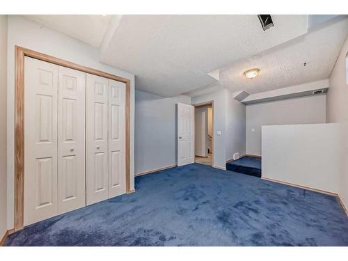 204 Hampshire Place Nw, Calgary, AB - Indoor Photo Showing Other Room